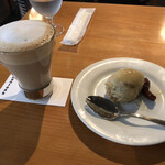 モントーク - ゴルゴンゾーラチーズケーキとカフェラテ