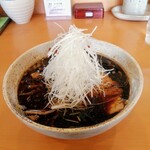 麺武 はちまき屋 - 堪らん色目、真っ黒に白髪ネギが映えるの