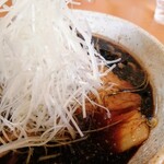 麺武 はちまき屋 - 白髪ネギもいい仕事してるんだ、旨いよ！