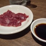 馬ん馬んいくどん - 2012.7 馬刺しロース（400円）醤油は九州の甘口醤油です
