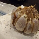 九州の地魚料理 侍 - ニンニク丸揚げ！