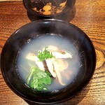 銀座 和郷 - ＊出汁　旨味の融合　国産松茸と蛤　三つ葉　木の芽
