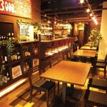 中央酒場ベック - 店内は木目調の洋風居酒屋です。