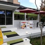 たまごやきスズキ - 白いテラスに赤いパラソル