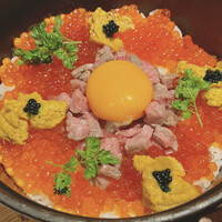 焼肉 うしみつ 恵比寿本店 - 究極の土鍋ご飯
                    雲丹、いくら、和牛、キャビア