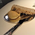 ムニ アラン デュカス - 米粉とそば粉（ナッツ付き）のパン