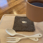 おやつ研究所 - 陶器のスプーンとフォーク。小さなカトラリー。カップをあげるとカップのマーク。