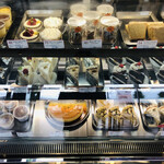 Deli's ケーキ＆コーヒー - たくさんのケーキたち。日毎でラインナップが変わってるのがまた楽しみでもあります