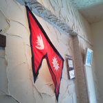 シュバーム - 壁にネパール国旗。
