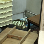 二見の豚まん - 地下の厨房が覗き見え出来ます