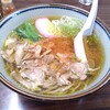 食事処 きくち - 肉そば・一味を投下