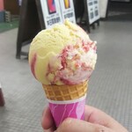 サーティワンアイスクリーム - バナナ&ストロベリー レギュラーコーン(税込)390円(2020.10.24)