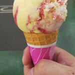 サーティワンアイスクリーム - バナナ&ストロベリー レギュラーコーン(税込)390円 ※更に拡大(2020.10.24)