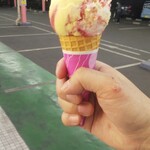サーティワンアイスクリーム - バナナ&ストロベリー レギュラーコーン(税込)390円 ※別角度から(2020.10.24)