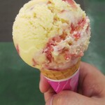 サーティワンアイスクリーム - バナナ&ストロベリー レギュラーコーン(税込)390円 ※拡大(2020.10.24)