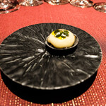 ベッラ・ヴィスタ - 柑橘風味のサーモンと焼き茄子のタルトレット