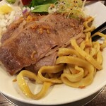 金町製麺 - 宮崎牛の脂そばの麺と肉拡大