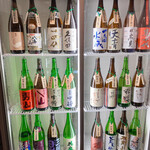 マグロ・日本酒専門店 吟醸マグロ - 日本酒コーナー　ここから好きな日本酒を選んで自分で注ぎます