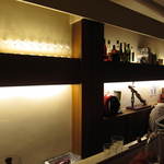 Bistro Panda - 店内の様子と奥で作業するママさん。