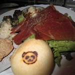 Bistro Panda - 前菜盛り合わせ。パン