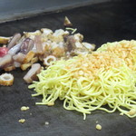 あらた - 焼きそば準備中。