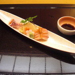 日本料理 旬菜和田 - 造り。あしらいに浜防風と紅白の梅型の型抜き。