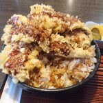 天ぷら桂 - 甘じょっぱい天丼タレだけど濃い山椒？味噌汁との相性が抜群。