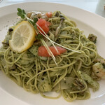 カフェ・クローネ - シーフードとモッツァレラチーズのジェノベーゼパスタ　大盛