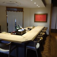 鮨こゝろ - 清々しい 白木のカウンター 7席と 
                      個室一つ     ご主人と奥様と二人で 
                      なさっている お店です