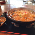 手打ちうどん専門店　田舎や - ピリ辛つくね鍋焼きうどん（1050円）