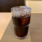 Taikoku Ryouri Chaitare - ハーフ＆ハーフ（カオ・パッ・ガパオ、ヤム・ウン・セン） ¥1,000 のアイスコーヒー