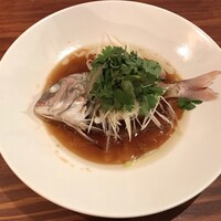 魚China YO - 丸ごと1尾 鮮魚の蒸し物 中国醤油のソース