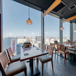 Robata No Satou - 窓際のテーブル席、なんばとは思えない落ち着いた空間でお愉しみ頂けます。
