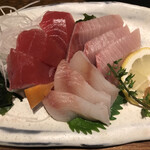 七代目 卯兵衛 - 函館鮮魚三点盛り１８４８円。マグロ、ブリ、アイナメ。函館鮮魚だと信じるしかありません。。。マグロは、それなりに美味しかったです(^｡^)