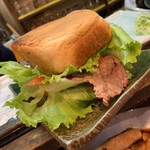 もつ焼 まるい - 仔牛サンドイッチ