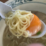 幸陽閣 - 卵に麺を絡ませ このままジュルっと一気に