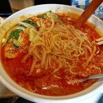 麺や 蓮と凜と仁 - 肉味噌を溶いて、麺を見えるようにしてみました。中細麺です。スープが絡んで美味しい。