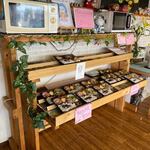 ユーキの手作り弁当 - まだ１１時前の訪問だったんで店舗にはお弁当がたくさん残ってました。
 