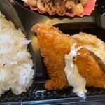 ユーキの手作り弁当 - おかずのもう一品は白身魚のフライと揚げ餃子。