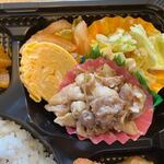 ユーキの手作り弁当 - 生姜焼きの横には玉子焼きやキムチも添えられてました。