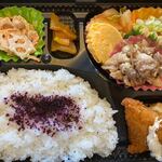 ユーキの手作り弁当 - この中から私は生姜焼き弁当４００円を購入です。
 