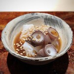 菊鮨 - 水蛸湯引き、梅醤油かけ・・水蛸を頂くのは久しぶりですが、梅醤油の味わいがいいですね。