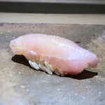 菊鮨 - 白甘鯛・・甘鯛らしい甘味と旨味が口の中に広がります。