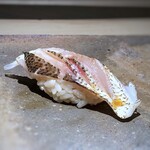 菊鮨 - カマス・・淡泊な磁歪の中にも、旨味を感じる品。