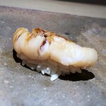 菊鮨 - 帆立（地物）・・厚みもあり、甘みを感じて美味。