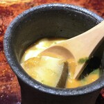 菊鮨 - ＊鮑は柔らかいですし、茶碗蒸し自体もいい味わい。ウニソースを足すことで、より美味しくなりますね。