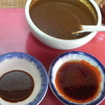 龍園 - 餃子のたれ二種　（左）味噌だれ、（右）酢醤油辣油