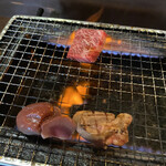 ホルモン 徳いち - カイノミは奥でマメは手前に