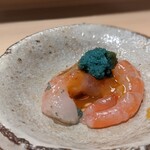 鮨みやもと - 甘海老　叩いたミソと卵がのっている