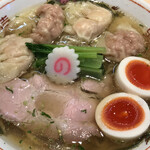 キング製麺 - ワンタンにチャーシュー、味玉が乗った贅沢ラーメン！！